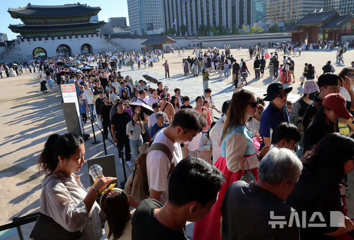 [서울=뉴시스] 조성우 기자 = 추석 연휴 엿새째인 8일 오후 서울 종로구 경복궁이 시민들과 내외국인 관광객들로 북적이고 있다. 2025.10.08. xconfind@newsis.com