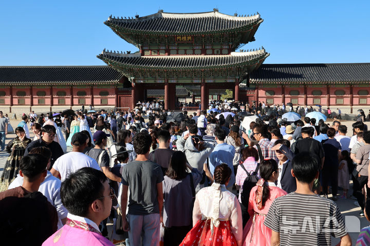 [서울=뉴시스] 조성우 기자 = 추석 연휴 엿새째인 8일 오후 서울 종로구 경복궁이 시민들과 내외국인 관광객들로 북적이고 있다. 2025.10.08. xconfind@newsis.com