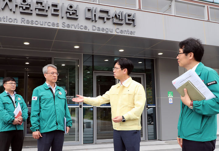 [서울=뉴시스] 조성우 기자 = 김민재 행정안전부 차관이 지난 8일 오후 대구 동구 국가정보자원관리원 대구센터를 방문해 대전 본원 화재로 전소된 정부시스템 이전 준비 현황을 청취하고 시설물을 점검하고 있다. (사진=행정안전부 제공) 2025.10.08. photo@newsis.com *재판매 및 DB 금지