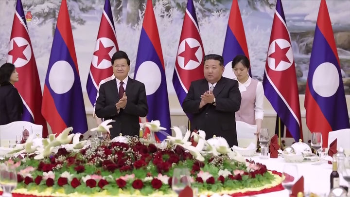 [서울=뉴시스] 북한 조선중앙TV는 지난 10월 7일 김정은 북한 국무위원장이 노동당 창건 80주년 경축 행사 참석을 위해 북한을 찾은 통룬 시술릿 라오스 국가주석과 양자 회담을 했다고 8일 보도했다. (사진=조선중앙TV 캡쳐) 2025.12.02. photo@newsis.com *재판매 및 DB 금지