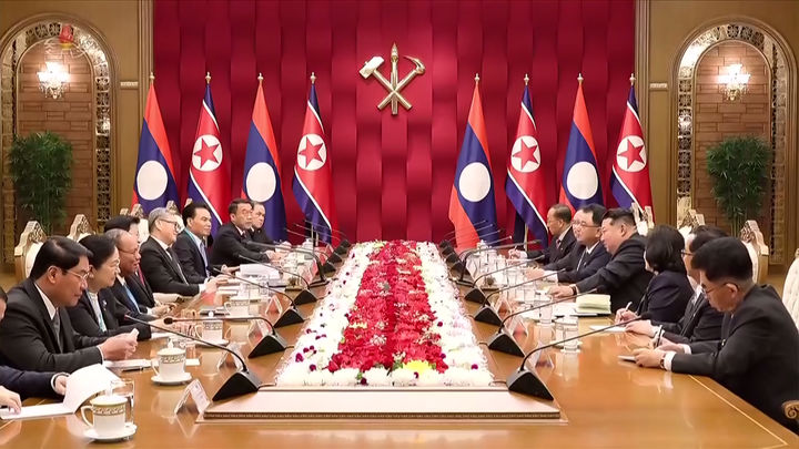 [서울=뉴시스] 북한 조선중앙TV는 지난달 7일 김정은 북한 국무위원장이 노동당 창건 80주년 경축 행사 참석을 위해 북한을 찾은 통룬 시술릿 라오스 국가주석과 양자 회담을 했다고 8일 보도했다. (사진=조선중앙TV 캡쳐) 2025.11.13. photo@newsis.com *재판매 및 DB 금지