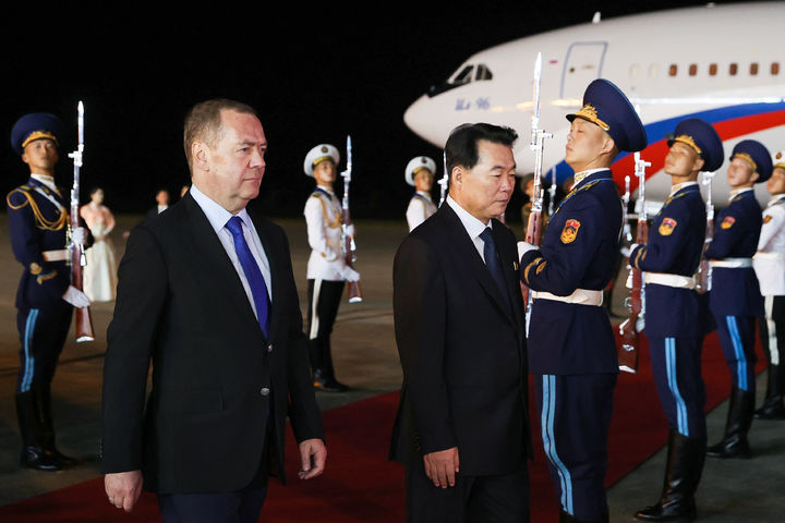 [평양=AP/뉴시스] 드미트리 메드베데프(왼쪽) 러시아 국가안보회의 부의장이 8일 조선 노동당 창건 80주년을 앞두고 평양을 방문해 임천일 북한 외무성 부상의 영접을 받고 있다. 2025.10.09.