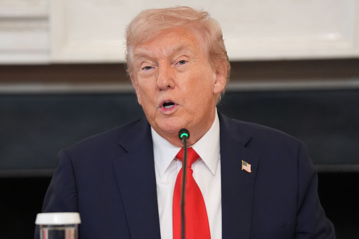 [워싱턴=AP/뉴시스]도널드 트럼프 미국 대통령이 8일(현지 시간) 백악관에서 라운드테이블 회의를 주재하며 발언하고 있다. 2025.10.09.