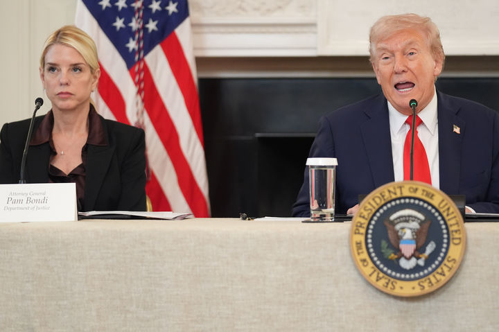 [워싱턴=AP/뉴시스]도널드 트럼프 미국 대통령이 8일(현지 시간) 백악관에서 라운드테이블 회의를 주재하며 발언하고 있다. 2025.10.09.