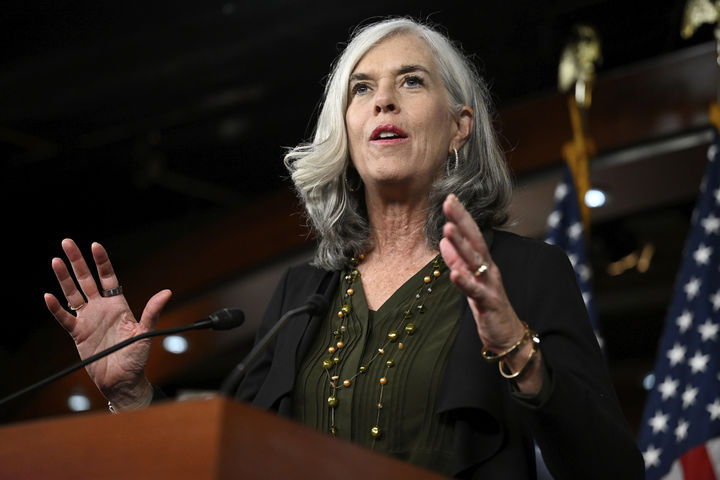 [워싱턴=AP/뉴시스] 미국 하원 민주당 서열 2위인 캐서린 클라크(매사추세츠) 원내총무가 24일(현지 시간) 진행되는 도널드 트럼프 대통령의 국정연설에 불참하겠다고 말했다. 사진은 클라크 원내총무가 지난해 10월 8일 연방정부 셧다운에 관한 기자회견을 하는 모습. 2026.02.25.