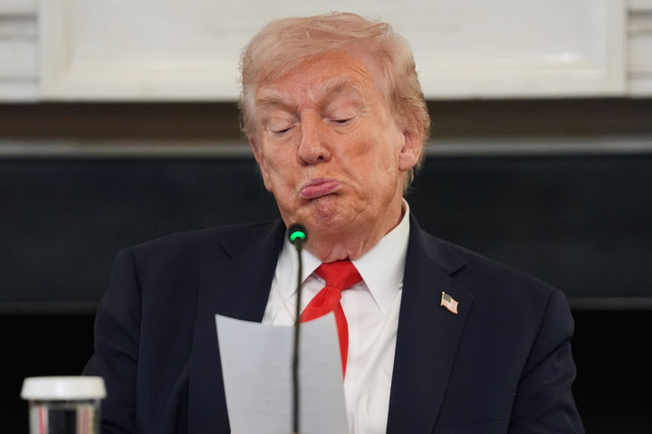 [워싱턴=AP/뉴시스] 도널드 트럼프 미국 대통령이 8일(현지 시간) 백악관 국빈 만찬장에서 반파시스트 운동 '안티파' 관련 원탁회의를 주재하던 중 마코 루비오 국무장관이 전한 메모를 읽고 있다. 메모에는 이스라엘과 하마스의 협상이 매우 근접했고 곧 트럼프 대통령을 필요로 한다는 내용이 적힌 것으로 알려졌다. 2025.10.09.