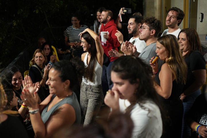 [텔아비브=AP/뉴시스] 하마스에 억류된 이스라엘 인질들의 가족과 그 지지자들이 9일(현지 시간) 이스라엘 텔아비브의 ‘인질 광장’으로 불리는 광장에 모여 이스라엘과 하마스가 '가자 평화 구상' 1단계에 합의했다는 발표에 환호하고 있다. 2025.10.09.