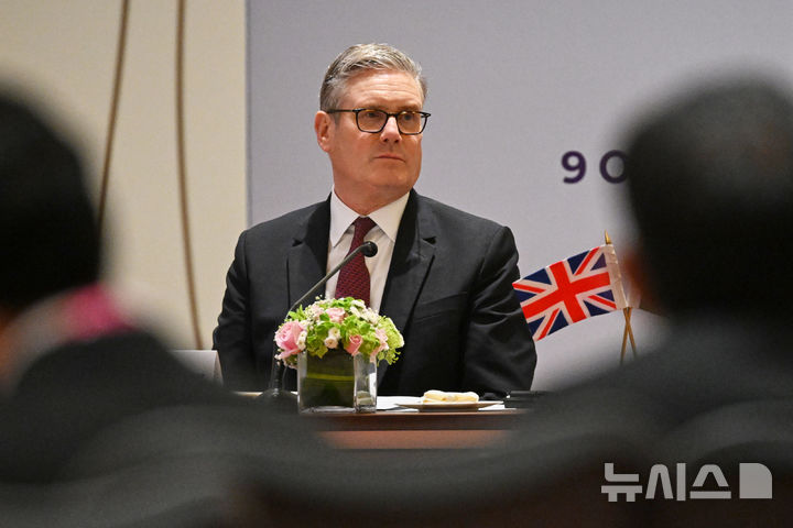 [뭄바이=AP/뉴시스] 키어 스타머 영국 총리가 9일(현지 시간) 인도 지오월드컨벤션센터에서 열린 영국-인도 최고경영자(CEO) 포럼에 참석하고 있다. 스타머 총리는 인도 방문 중 "가자지구 휴전은 도널드 트럼프 미국 대통령의 리더십 덕분"이라고 높이 평가했다. 2025.10.10.