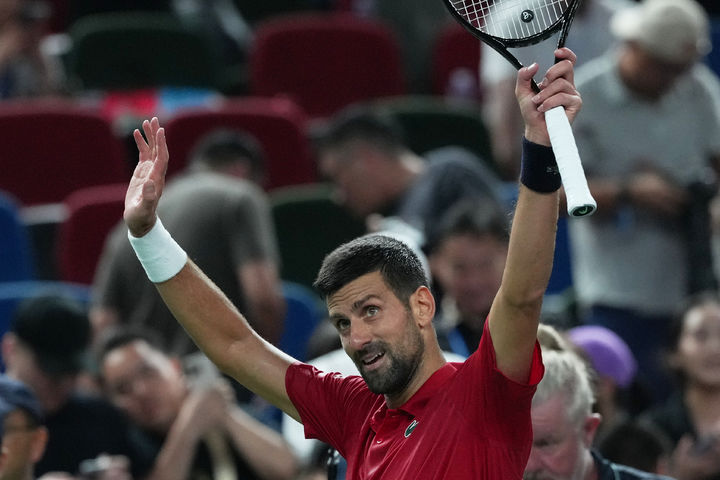 [상하이=AP/뉴시스] 노박 조코비치(세르비아)가 9일 중국 상하이에서 열린 남자프로테니스(ATP) 투어 롤렉스 상하이 마스터스 단식 8강전에서 지주 베리스(벨기에)를 2-0(6-3 7-5)으로 꺾은 뒤 기뻐하고 있다. 2025.10.09