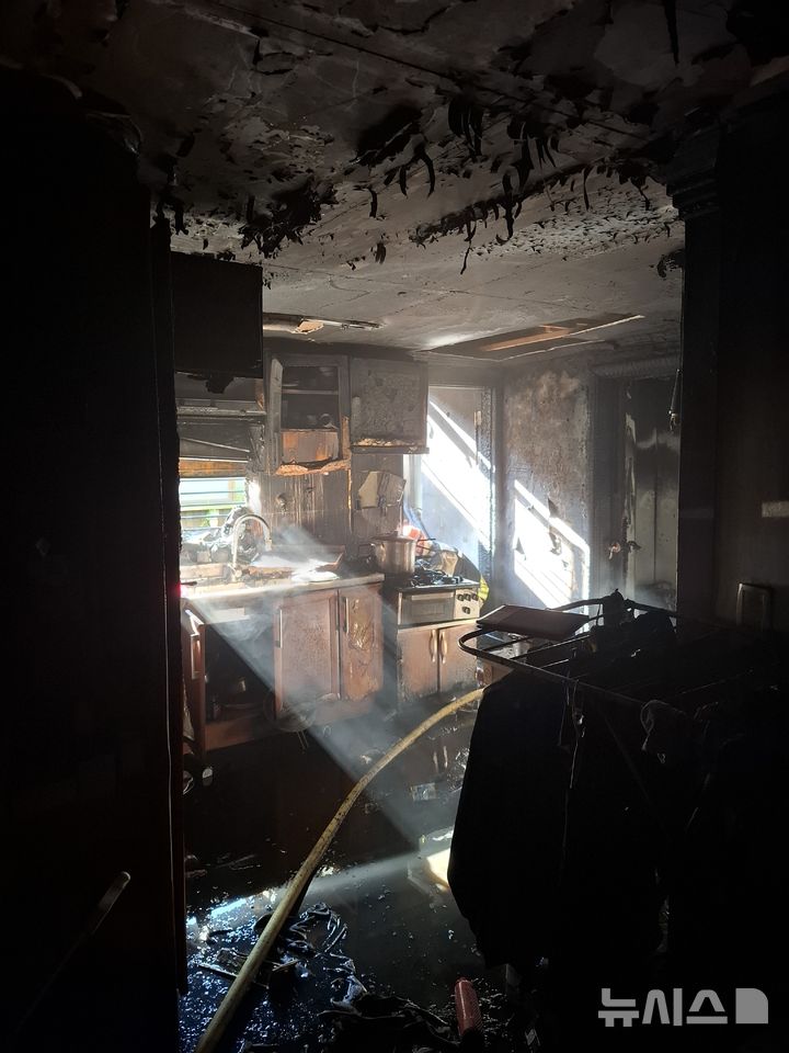 [서울=뉴시스] 8일 오후 2시35분께 서울 서대문구 북아현동에 있는 한 다세대주택 세탁실에서 화재가 발생했다. 화재로 인해 불에 그을린 집안 내부가 보이고 있다. (사진=서울 서대문소방서 제공) 2025.10.09. photo@newsis.com