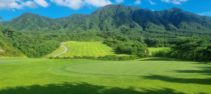 [거창=뉴시스] 거창CC 6번 홀 전경. 미녀봉을 배경으로 펼쳐진 코스가 고객의 사랑을 꾸준히 받고 있다 (사진=거창군 제공) 2025. 10. 09. photo@newsis.com&nbsp; *재판매 및 DB 금지