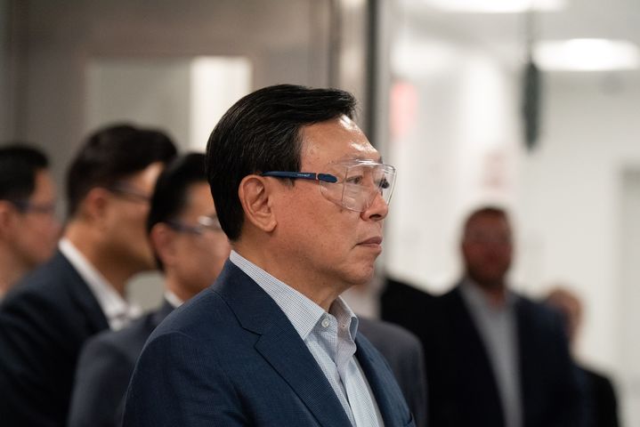 [서울=뉴시스] 신동빈 롯데그룹 회장이 5일 미국 뉴욕주에 위치한 롯데바이오로직스 시러큐스 바이오 캠퍼스를 찾아 지난 3월 준공 후 본격 가동에 들어간 ADC 생산시설을 시찰하고 있다.(사진=롯데지주 제공) *재판매 및 DB 금지