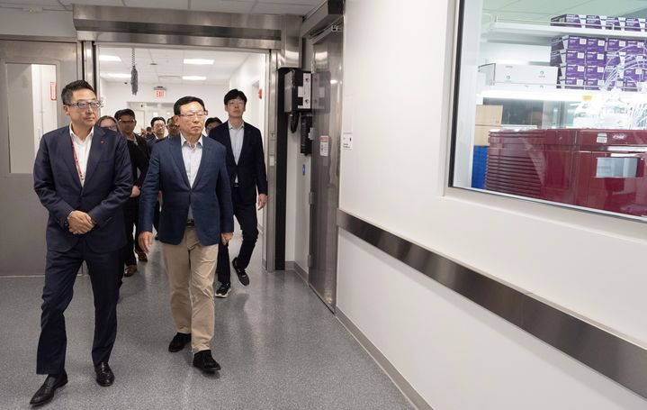[서울=뉴시스] 신동빈 롯데그룹 회장(왼쪽 두번째)이 5일 미국 뉴욕주에 위치한 롯데바이오로직스 시러큐스 바이오 캠퍼스를 찾아 지난 3월 준공 후 본격 가동에 들어간 ADC 생산시설을 시찰하고 있다 (사진=롯데지주 제공) *재판매 및 DB 금지