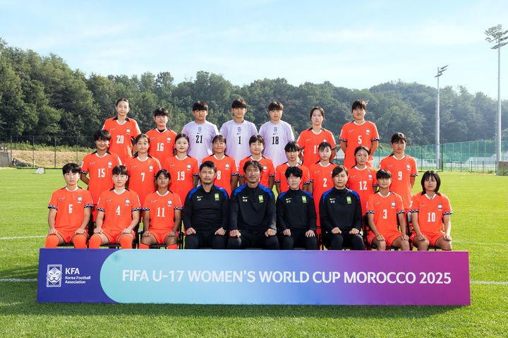 [서울=뉴시스] 2025 FIFA U-17 여자 월드컵 최종 발탁 대표팀 단체 사진. (사진=대한축구협회 제공) *재판매 및 DB 금지