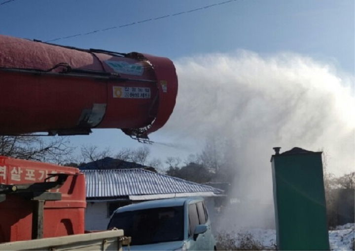 [춘천=뉴시스] 강원특별자치도(도지사 김진태)는 조류인플루엔자·구제역 등 사회재난형 가축전염병의 예방을 위한 고강도 방역 대응에 나선다 고 밝혔다. 사진은 지난해 조류인플루엔자 방역. 강원특별자치도 제공. *재판매 및 DB 금지