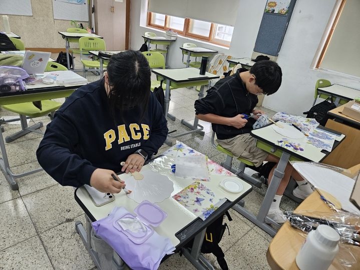 [울산=뉴시스] 구미현 기자 = 울산 서생중 학생들이 한글 멋글씨 부채를 만들고 있다. (사진=울산시교육청 제공) 2025.10.09. photo@newsis.com *재판매 및 DB 금지