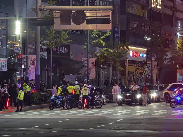 [예산=뉴시스] 충남경찰이 9일 오전 충남 천안시 서북구 불당동에서 폭주족 단속에 나서고 있다. (사진=충남경찰청 제공) 2025.10.09. photo@newsis.com *재판매 및 DB 금지