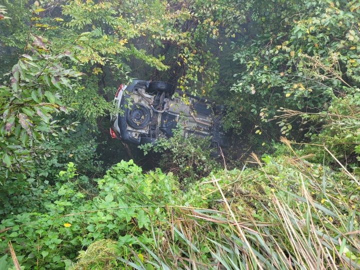 [구례=뉴시스] 지난 7일 오후 전남 구례군 한 휴게소에서 SUV차량이 주차장 울타리를 넘어 산비탈로 추락해있다. (사진=구례소방 제공) 2025.10.09. photo@newsis.com *재판매 및 DB 금지