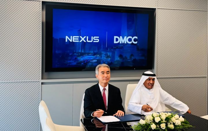 장현국 넥써쓰 대표(왼쪽)와 아흐메드 함자 DMCC 프리존 총괄 책임자가 8일 양사의 블록체인, 게임 생태계 확장을 위한 파트너십을 체결했다. (사진=넥써쓰 제공) *재판매 및 DB 금지