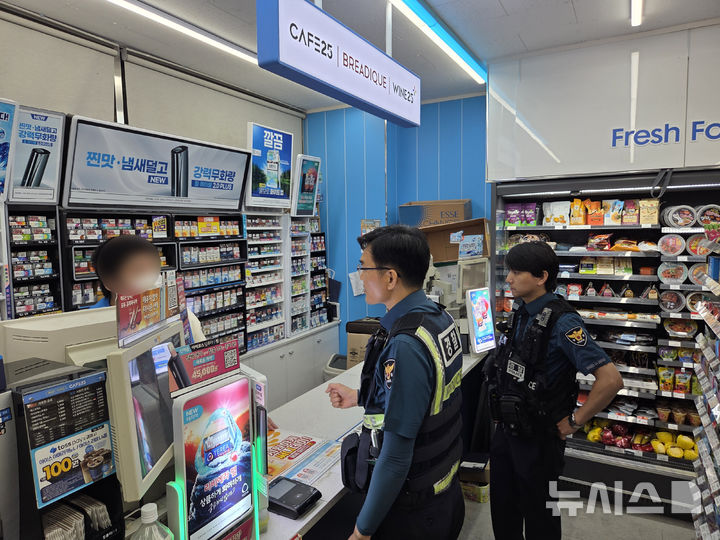 [전주=뉴시스] 강경호 기자 = 추석 연휴 첫날인 3일 화산지구대 직원들이 긴급신고 안내 등 치안활동을 진행하기 위해 전북 전주시 중화산동의 한 편의점에서 아르바이트생과 대화를 나누고 있다. 2025.10.03. lukekang@newsis.com