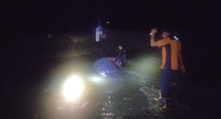 [태안=뉴시스] 태안해경이 9일 오전 1시께 충남 태안군 남면 진산리 갯벌 갯골에서 빠져 나오지 못한 고립자를 구조하고 있다. (사진=태안해양경찰서 제공) 2025.10.09. photo@newsis.com *재판매 및 DB 금지