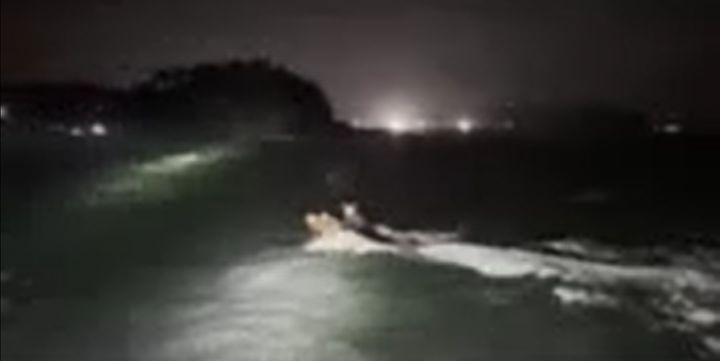 [태안=뉴시스] 태안해경이 9일 오전 3시께 충남 태안군 소원면 모항리 만리포 선창여 갯벌에 고립된 낚시객을 구조하기 위해 동력구조보드를 타고 구조에 나서고 있다. (사진=태안해양경찰서 제공) 2025.10.09. photo@newsis.com *재판매 및 DB 금지