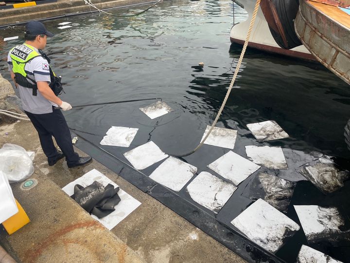 [여수=뉴시스] 해양오염 방제작업. *재판매 및 DB 금지