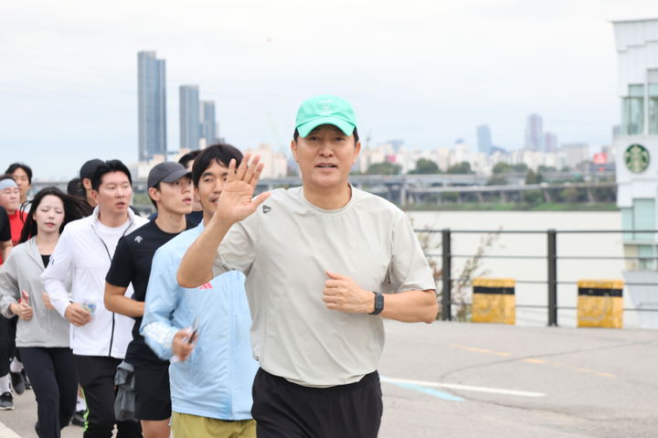 [서울=뉴시스] 오세훈 서울시장이 추석 연휴 마지막 날인 9일 러닝 번개 '한강런'에 참가한 시민들과 반포한강공원을 달리고 있다. 2025.10.09. (사진=서울시 제공) *재판매 및 DB 금지