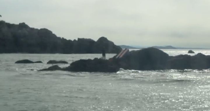 [태안=뉴시스] 충남 태안군 근흥면 부억도 갯바위에 고립된 60대 낚시객이 9일 오전 10시43분께 해경의 구조를 요청하고 있다. (사진=태안해양경찰서 제공) 2025.10.09. photo@newsis.com *재판매 및 DB 금지