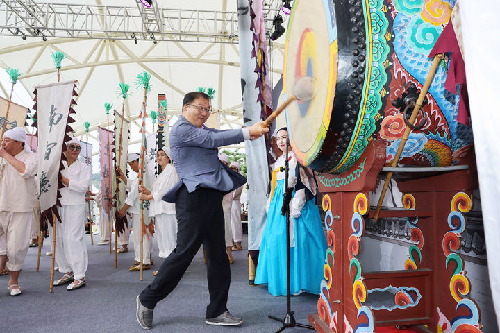 [창원=뉴시스] 강경국 기자 = 장금용 경남 창원시장 권한대행이 8일 마산합포구 3·15해양누리공원에서 열린 2025년 을사년 마산만날제 개막식 행사에 참가하고 있다. (사진=창원시청 제공). 2025.10.09. photo@newsis.com *재판매 및 DB 금지