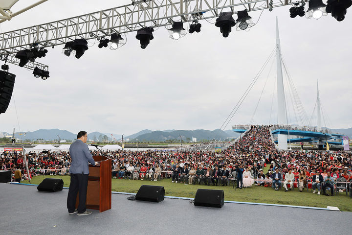 [창원=뉴시스] 강경국 기자 = 장금용 경남 창원시장 권한대행이 8일 마산합포구 3·15해양누리공원에서 열린 2025년 을사년 마산만날제 개막식에서 인사말을 하고 있다. (사진=창원시청 제공). 2025.10.09. photo@newsis.com *재판매 및 DB 금지