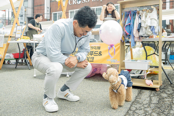 [서울=뉴시스] 지난해 양천구 반려동물 문화축제에서 이기재 양천구청장. 2025.10.09. (사진=양천구 제공) *재판매 및 DB 금지