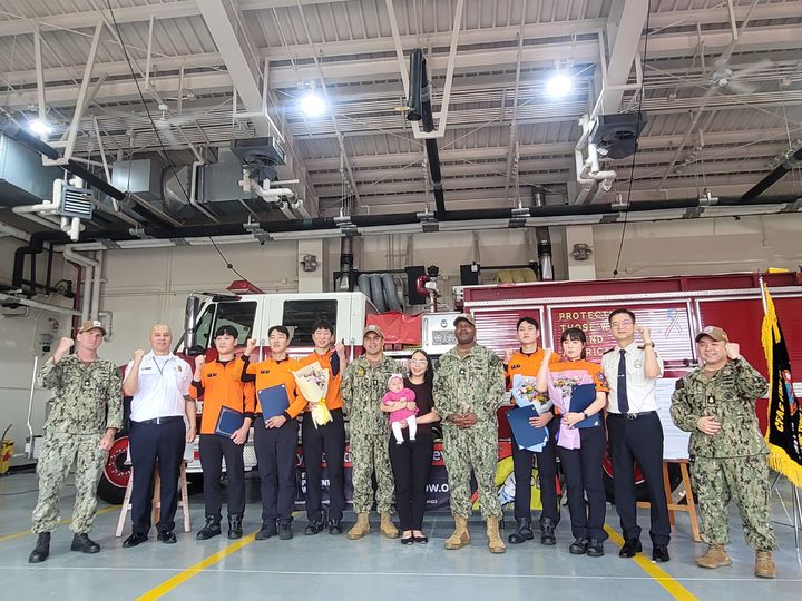 [창원=뉴시스] 강경국 기자 = 경남 창원소방본부 대흥119안전센터 소속 이민 소방교와 허재원·강동구 소방사, 풍호119안전센터 소속 이범균·김규호 소방사가 지난 2일 미해군 지원부대 소방대 강당에서 감사장을 받고 있다. (사진=창원소방본부 제공). 2025.10.09. photo@newsis.com *재판매 및 DB 금지