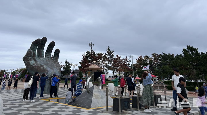 [포항=뉴시스] 송종욱 기자 = 포항시는 추석 연휴 7일간 16만명의 관광객이 방문해 지난해보다 관광객이 23% 증가했다고 9일 밝혔다. 사진은 포항 호미곶 새천년광장. (사진=포항시 제공) 2025.10.09. photo@newsis.com