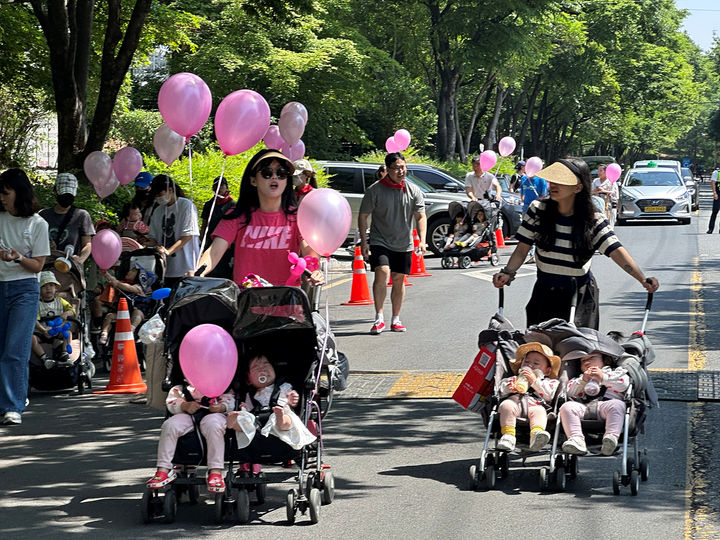 [대구=뉴시스]‘2025년 제12회 유아차 걷기 한마당’ 참가자 모습이다(사진=대구시 제공) 2025.10.09 photo@newsis.com *재판매 및 DB 금지