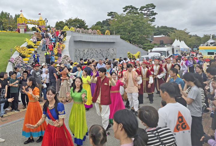 [임실=뉴시스] 김종효 기자 = '2025 임실N치즈축제'가 개막한 지난 8일 임실치즈테마파크, 거리퍼레이드 형식으로 진행된 세계문화공연을 많은 관광객들이 관람하고 있다. (사진=임실군 제공) 2025.10.09. photo@newsis.com *재판매 및 DB 금지