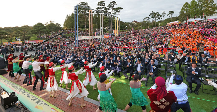 [임실=뉴시스] 김종효 기자 = '2025 임실N치즈축제'가 개막한 지난 8일 임실치즈테마파크, 많은 관광객들이 모인 가운데 개막식 식전공연이 펼쳐지고 있다. (사진=임실군 제공) 2025.10.09. photo@newsis.com *재판매 및 DB 금지
