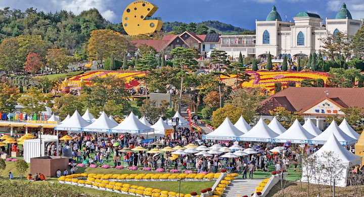 [임실=뉴시스] 김종효 기자 = '2025 임실N치즈축제'가 개막한 지난 8일 임실치즈테마파크, 축제장을 찾은 수많은 관광객들로 북새통을 이루고 있다. (사진=임실군 제공) 2025.10.09. photo@newsis.com *재판매 및 DB 금지