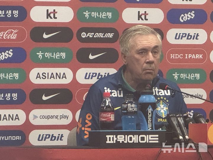 [서울=뉴시스] 김진엽 기자= 브라질 축구 대표팀의 카를로 안첼로티 감독이 9일 오후 서울월드컵경기장에서 한국과의 10월 A매치 친선전을 앞둔 소감을 말하고 있다. wlsduq123@newsis.com 2025.10.09. 