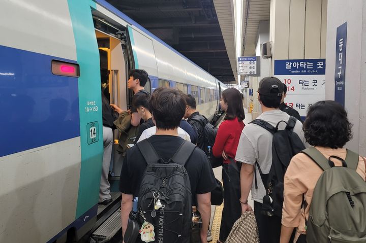 [대구=뉴시스] 이상제 기자 = 추석 연휴 마지막 날인 9일 대구 동구 신암동 동대구역에서 귀경열차가 들어서고 있다. 2025.10.09. king@newsis.com *재판매 및 DB 금지