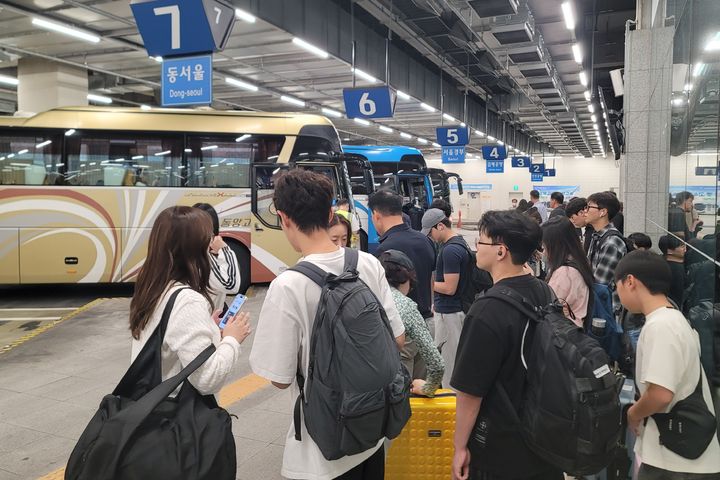 [대구=뉴시스] 이상제 기자 = 추석 연휴 마지막 날인 9일 대구 동대구역 복합환승센터(고속버스터미널)에서 귀경객들이 버스를 기다리고 있다. 2025.10.09. king@newsis.com *재판매 및 DB 금지