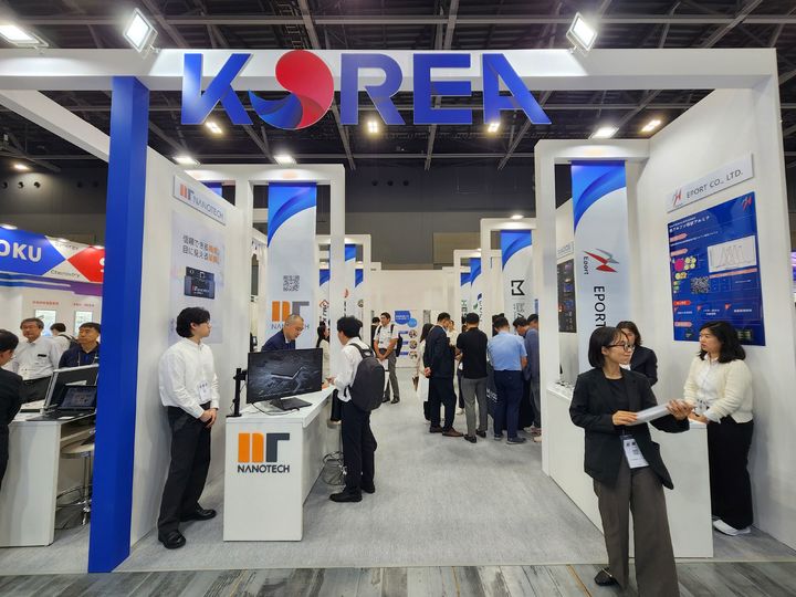 [서울=뉴시스] 지난 8일부터 9일까지 일본 후쿠오카에서 열린 규슈 반도체 산업전시회 연계 수출상담회 행사장 내 설치된 한국관의 모습. (사진=코트라 제공) 2025.10.09 photo@newsis.com *재판매 및 DB 금지