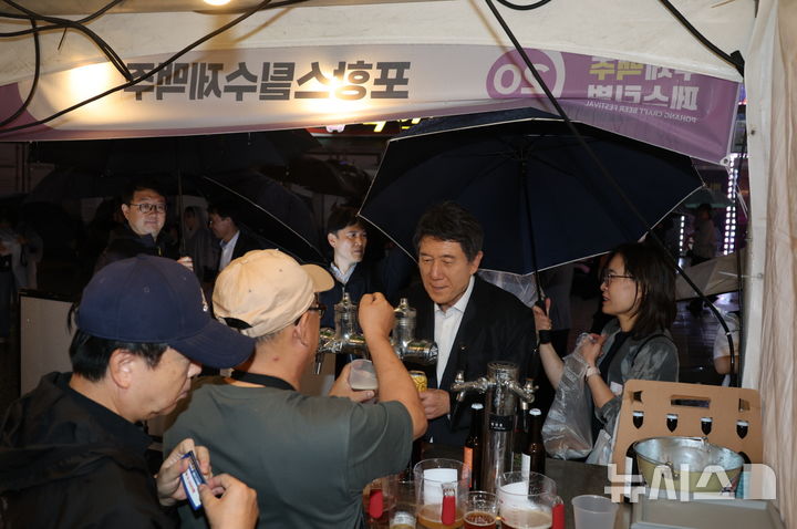 [포항=뉴시스] 송종욱 기자 = 포항시는 추석 연휴 기간인 지난 3~4일 남구 오천 헬로부대 거리에서 '2025 포항 수제 맥주 페스티벌'을 열었다. (사진=포항시 제공) 2025.10.09. photo@newsis.com