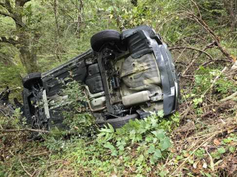 [부산=뉴시스] 9일 오전 부산 북구의 한 오르막 산길에서 승용차가 뒤로 미끌어져 5m 아래 숲으로 추락했다. (사진=부산경찰청 제공) 2025.10.09. photo@newsis.com *재판매 및 DB 금지