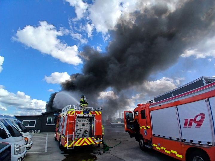 [전주=뉴시스] 9일 오후 1시24분께 전북 전주시 덕진구 반월동의 한 태양광 구조물 제조업체 공장에서 불이 나 연기가 피어오르고 있다. (사진=전북도소방본부 제공) 2025.10.09. photo@newsis.com *재판매 및 DB 금지