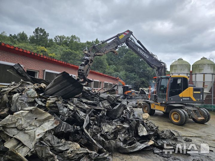 [영덕=뉴시스] 안병철 기자 = 9일 오전 6시30분께 경북 영덕군 병곡면 양돈농장에서 화재가 발생해 돼지 1100여마리가 폐사했다.(사진=영덕군 제공) 2025.10.09. photo@newsis.com