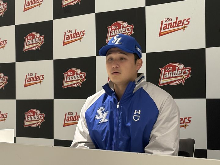 [인천=뉴시스] 신유림 기자= 프로야구 SSG 랜더스의 우완 최원태가 9일 인천 SSG랜더스필드에서 벌어진 2025 신한 쏠뱅크 KBO 포스트시즌 준플레이오프(준PO·5전3선승제) 1차전 SSG와의 원정 경기에 선발 등판해 6이닝 무실점을 기록한 뒤 수훈 인터뷰에 임하고 있다. 2025.10.09. spicy@newsis.com *재판매 및 DB 금지