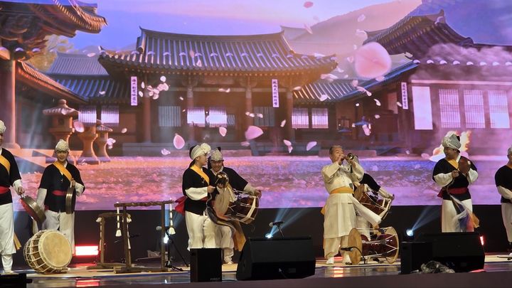 [세종=뉴시스] 송승화 기자 = 세종시 홍보대사이자 사물놀이의 거장 김덕수 사물놀이패가 흥겨운 공연으로 분위기를 끌어올리고 있다 .2025.10.09. ssong1007@newsis.com *재판매 및 DB 금지