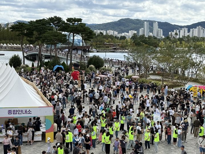 [세종=뉴시스] 세종호수공원 주무대에서 열린 '2025 세종한글축제' 행사장 전경.(사진=세종시 제공) 2025.10.09. photo@newsis.com. *재판매 및 DB 금지