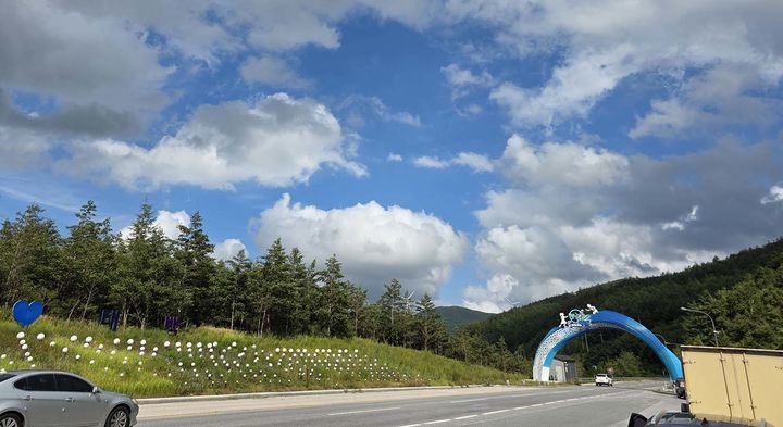 태백시 삼수동 싸리재터널 인근에는 '산소도시' 상징조형물과 새마을공원, 주차공간, 화장실 등이 설치되어 있다.(사진=뉴시스) *재판매 및 DB 금지
